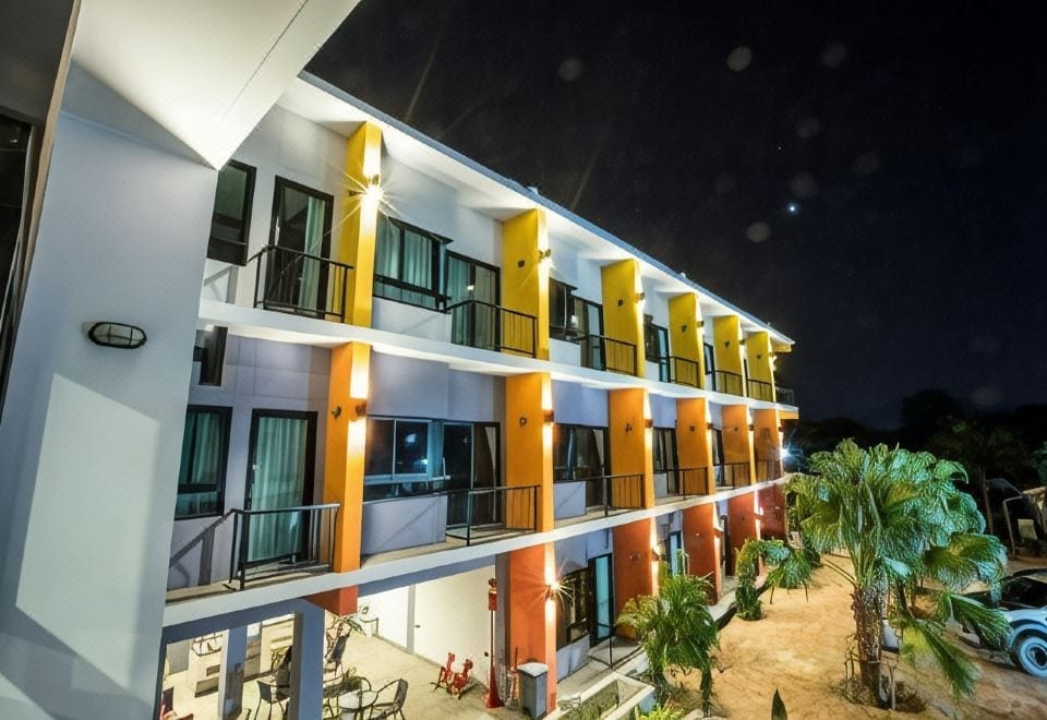 มุมนั่งเล่นและสวนเล็กของ Sor Kor Sor Resort สัตหีบ บรรยากาศเงียบสงบเป็นกันเอง