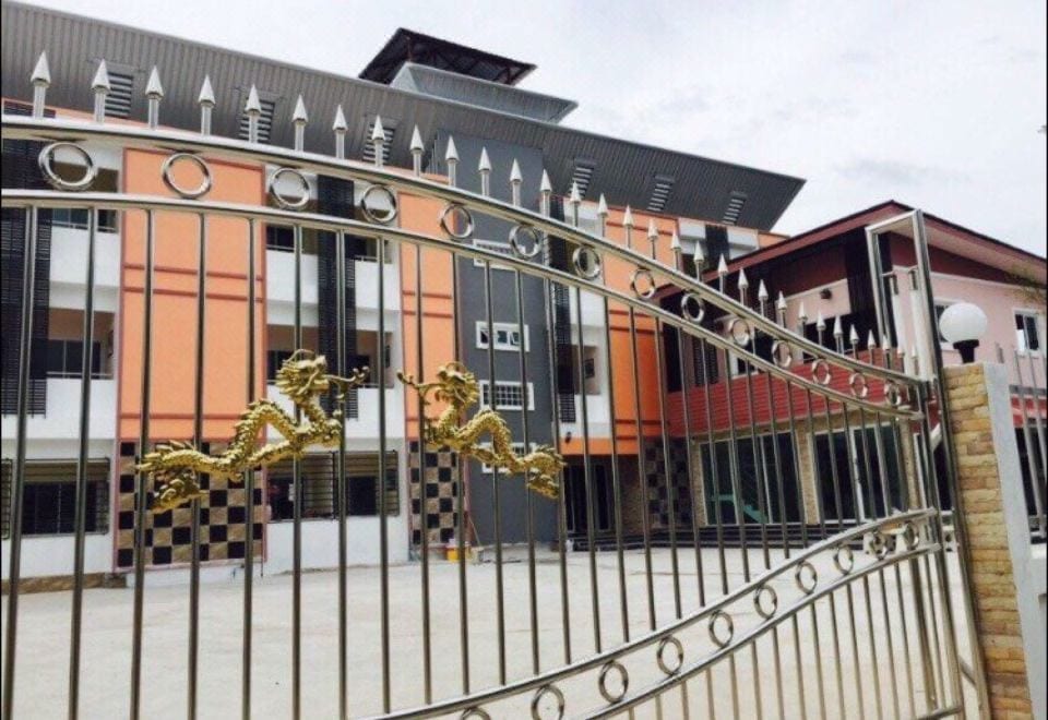 ห้องพักสตูดิโอของ Thana Apartment เขาคันทรง ตกแต่งโทนสว่างพร้อมเตียงและระเบียง
