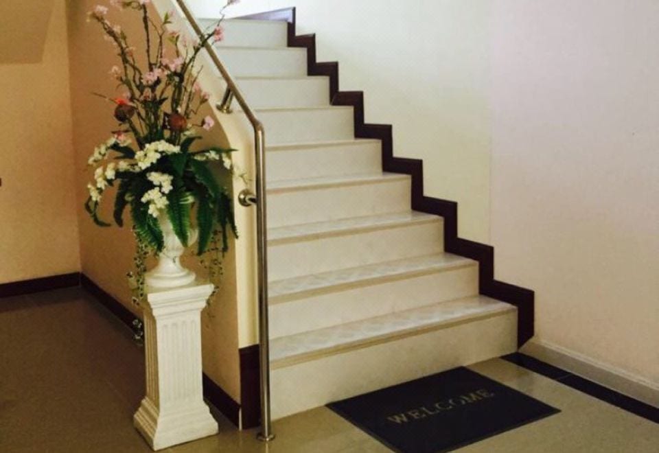 บรรยากาศอาคารและพื้นที่ส่วนกลางของ Thana Apartment ย่านเขาคันทรง ใกล้นิคม Amata City