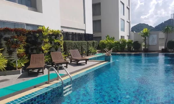 สระว่ายน้ำกลางแจ้งของ The City Hotel Sriracha by BBH Japan กลางเมืองศรีราชา