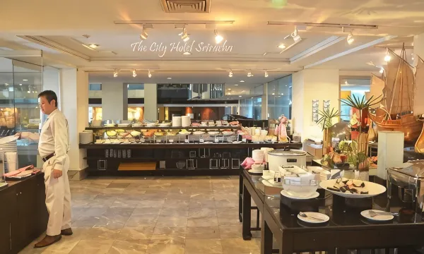 ห้องอาหารของ The City Hotel Sriracha ที่ขึ้นชื่อเรื่องอาหารเช้าสไตล์ญี่ปุ่น
