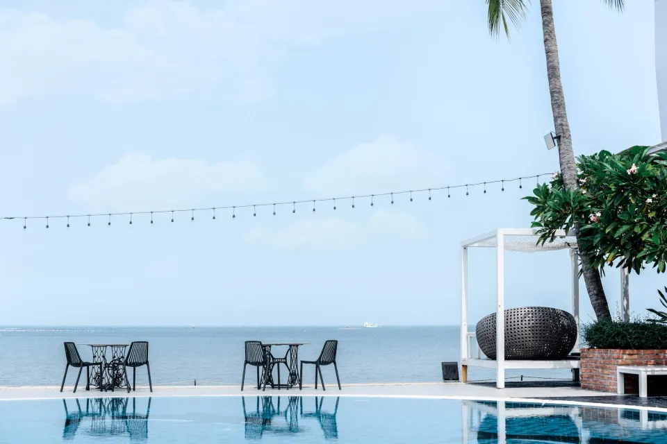สระว่ายน้ำกลางแจ้งริมทะเลของ The Loft Seaside Sriracha มองเห็นวิวอ่าวศรีราชา