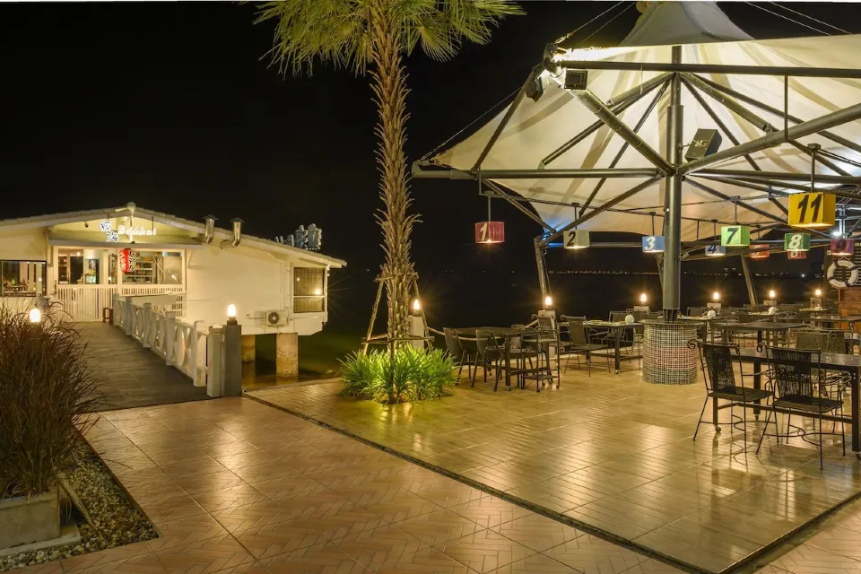 ร้านอาหาร Loft Corner ริมทะเลของ The Loft Seaside Sriracha Hotel ย่านศรีราชา ชลบุรี