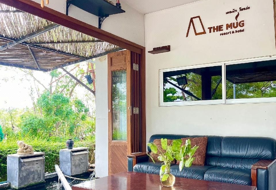 ภายในห้องพักเพดานสูงโปร่งของ The MuG Resort ตกแต่งเรียบโทนอบอุ่นพร้อมแสงธรรมชาติ