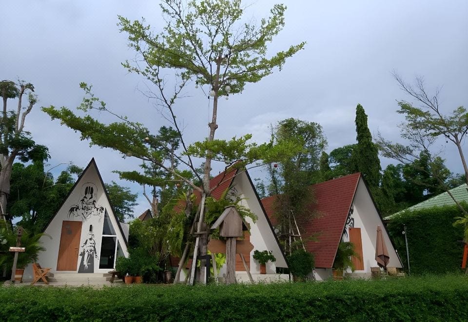 มุมพักผ่อนและบรรยากาศสวนของ The MuG Resort ในซอยเงียบตำบลเสม็ด เมืองชลบุรี