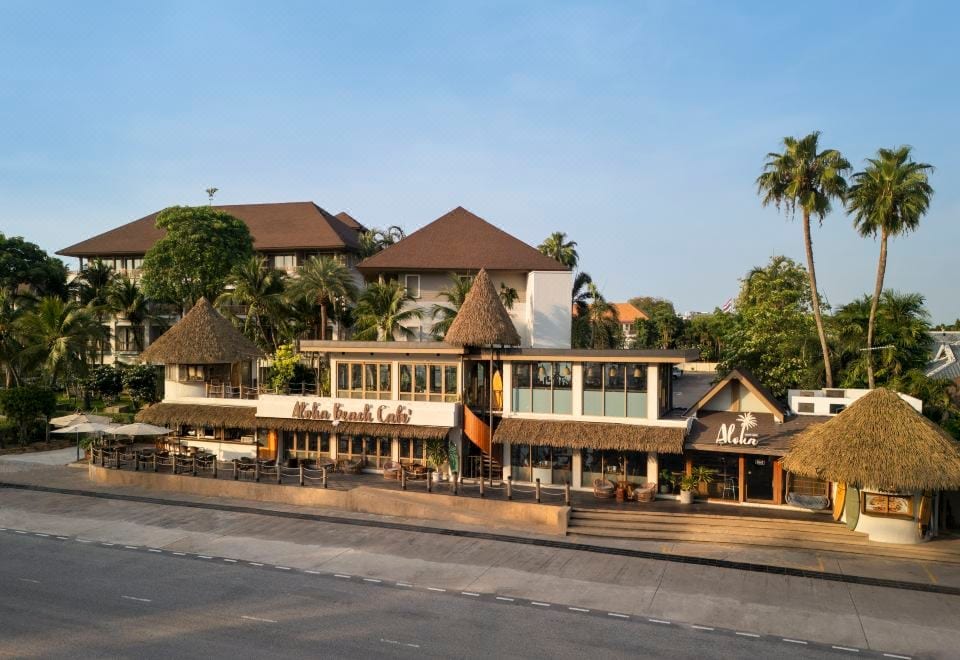 สระว่ายน้ำกลางสวนของ The Tide Resort Bangsaen ท่ามกลางบรรยากาศร่มรื่นเลียบหาดบางแสน