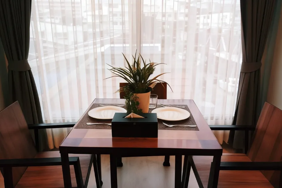 ห้องพักของ Triple B Boutique Residence ศรีราชา ตกแต่งสไตล์บูทีคโทนอบอุ่นพร้อมเตียงนุ่มและทีวีจอแบน