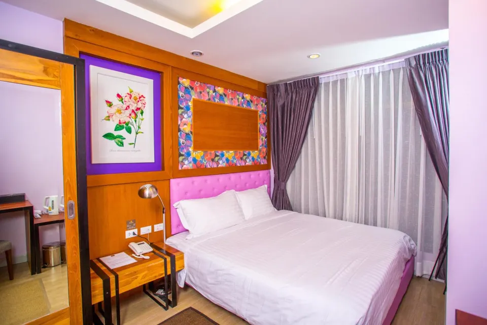 ห้องพักพร้อมระเบียงและมุมนั่งเล่นของ Triple B Boutique Residence ต.สุรศักดิ์ อ.ศรีราชา ชลบุรี