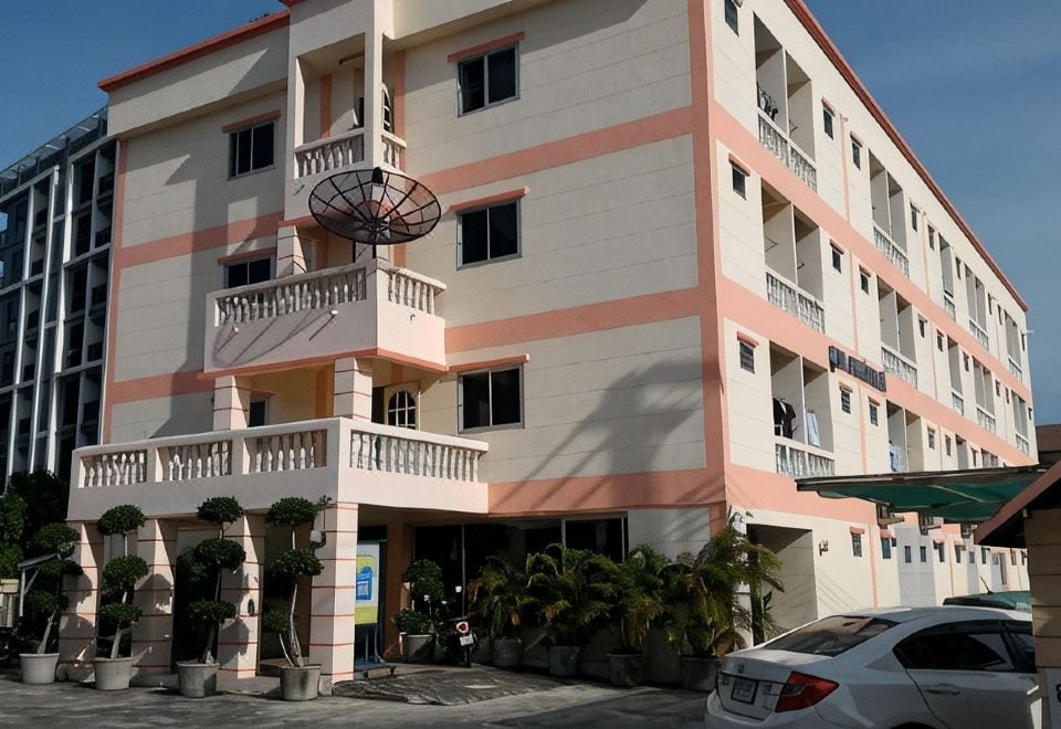 ห้องพักของ UJ Apartment บางแสน ตกแต่งโทนสว่างสะอาดตาพร้อมเตียงใหญ่
