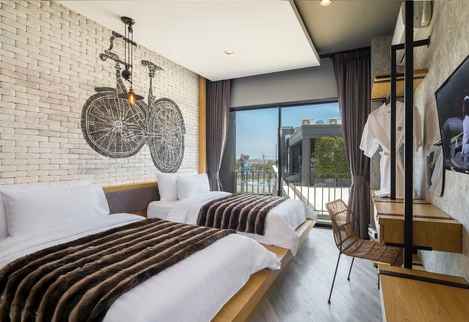 มุมคาเฟ่และพื้นที่ส่วนกลางสไตล์ลอฟท์ของ Wheeler Bed & Bike บางแสน