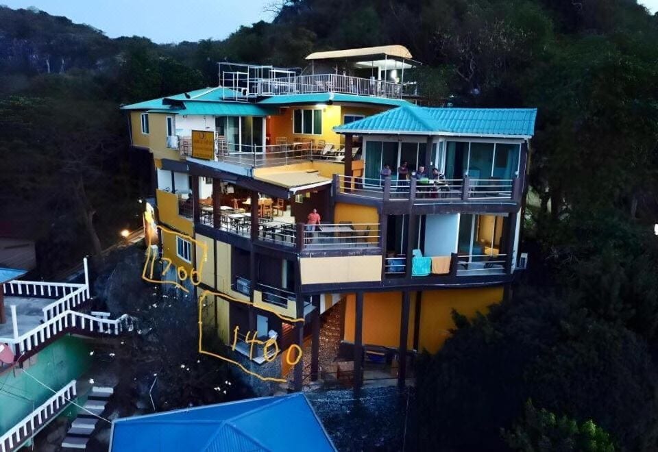 ห้องพักของ Yellow House Koh Sichang ตกแต่งเรียบง่ายสะอาดตา พร้อมระเบียงหันออกทะเล