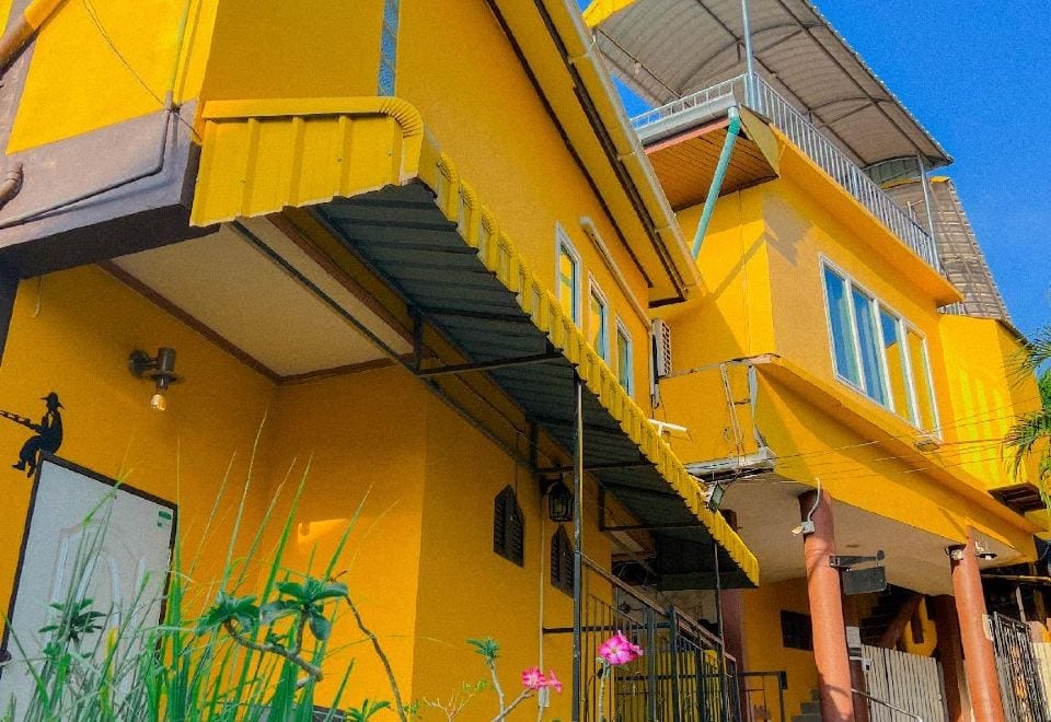 มุมนั่งเล่นและระเบียงริมผาของ Yellow House Koh Sichang มองเห็นทะเลเกาะสีชัง