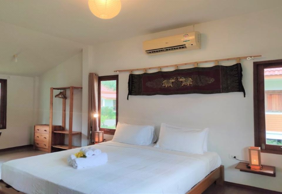 บ้านวิลล่าหลังคาทรงไทยท่ามกลางสวนเขียวของ Armonia Village Resort ชุมพร