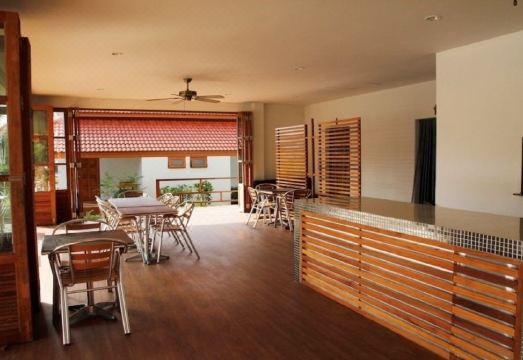 สระว่ายน้ำกลางแจ้งล้อมด้วยต้นไม้ในรีสอร์ต Armonia Village