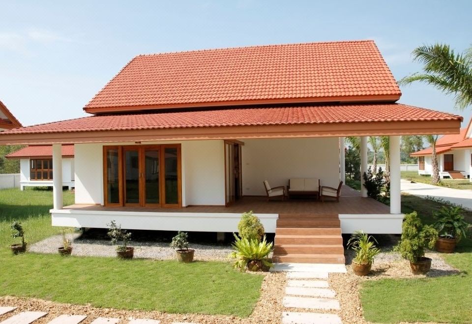 มุมสวนและทางเดินระหว่างบ้านพักภายในรีสอร์ต Armonia Village ปะทิว