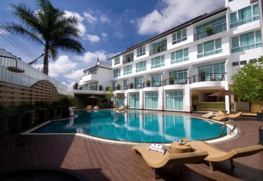 ห้องพักของ A-Te Chumphon Hotel เตียงกว้างสะอาดพร้อมหน้าต่างบานใหญ่