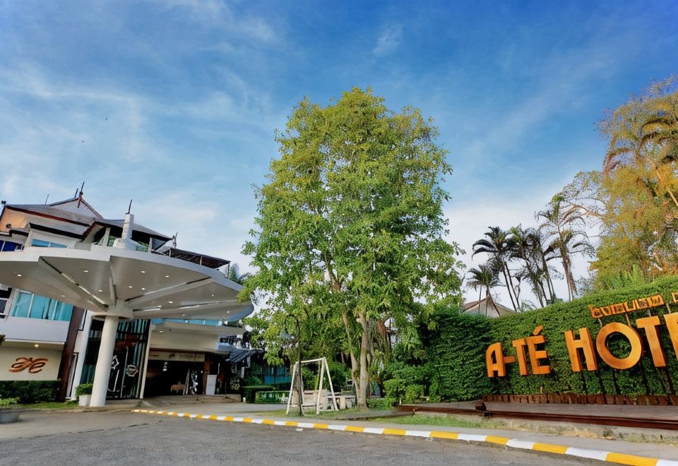 มุมห้องพักและห้องน้ำของ A-Te Chumphon Hotel ชุมพร