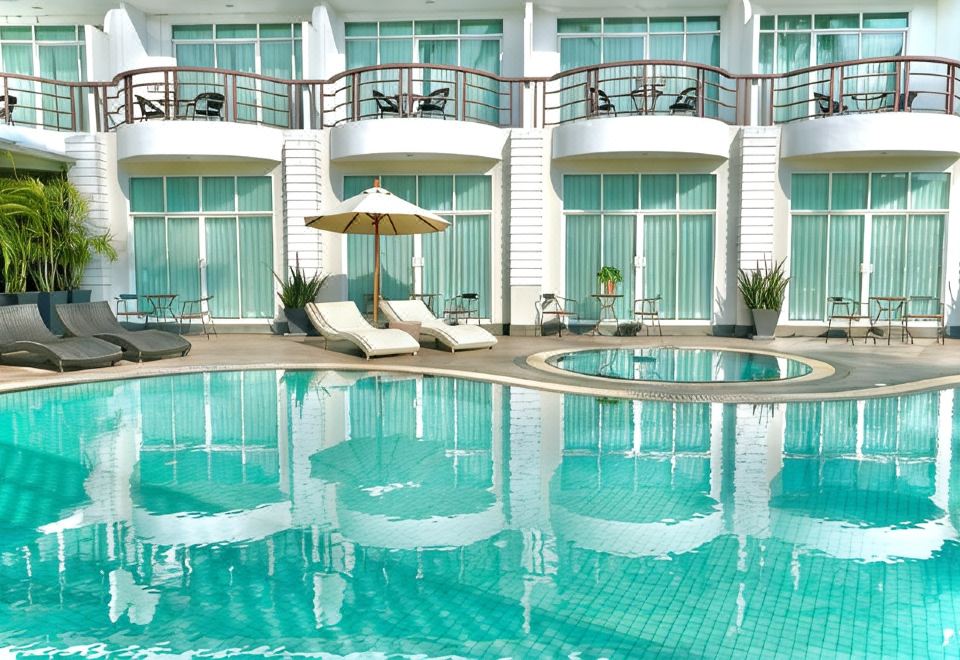 บรรยากาศพื้นที่ส่วนกลางและสระว่ายน้ำของ A-Te Chumphon Hotel