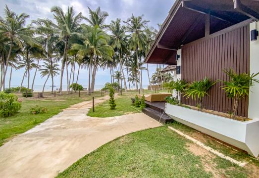 วิลล่าของ Chumphon Cabana Resort ท่ามกลางสวนเขียวริมหาดทุ่งวัวแล่น