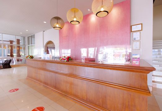 ห้องพักกว้างเตียงนุ่มของ Chumphon Gardens Hotel ในเมืองชุมพร