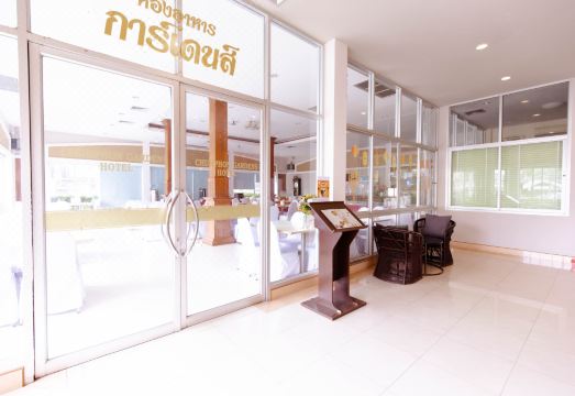 บรรยากาศห้องพักและมุมนั่งเล่นของ Chumphon Gardens Hotel ชุมพร