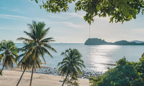 ชายหาดทรายขาวและน้ำทะเลย่านหาดทรายรี ชุมพร