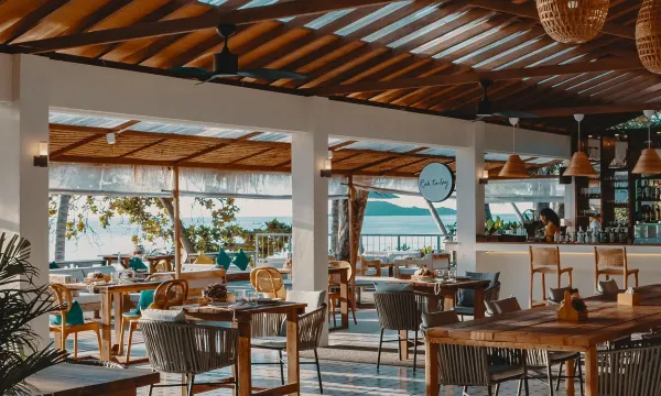 มุมริมทะเลและท้องฟ้ายามเย็นย่านหาดทรายรี ชุมพร