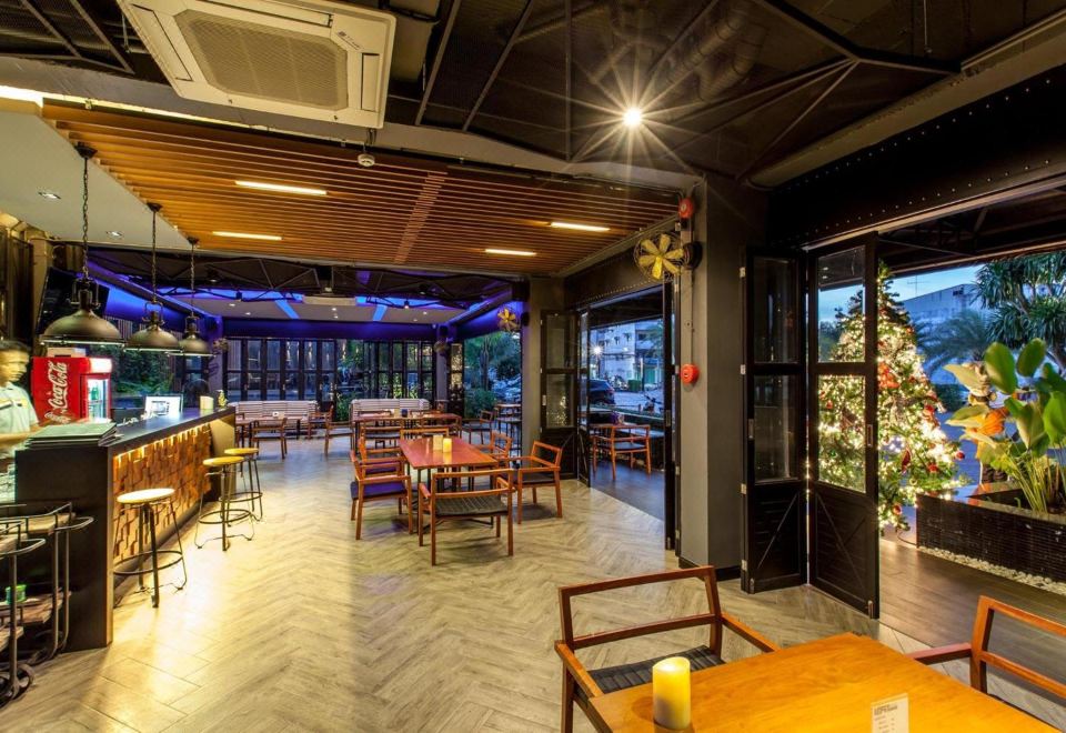 สระว่ายน้ำสไตล์อินฟินิตี้พร้อมจากุซซี่ของ Loft Mania Boutique Hotel ชุมพร