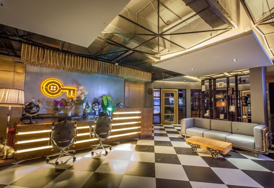 มุมร้านอาหารและบาร์ภายในโรงแรม Loft Mania ชุมพร