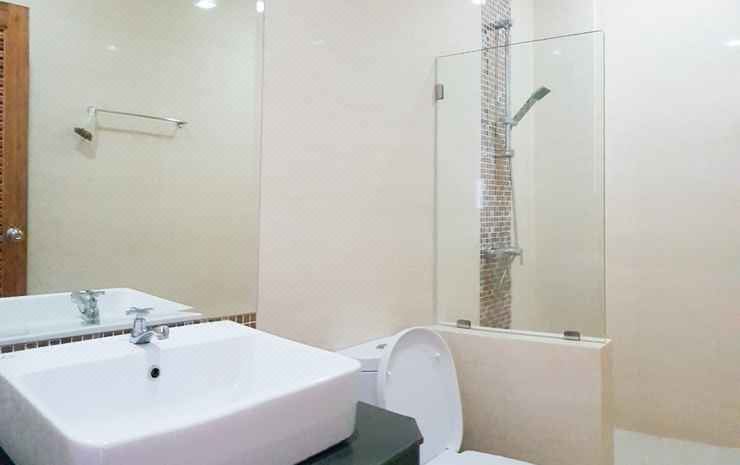 ห้องพักของ Morakot Hotel ชุมพร เตียงกว้างสะอาดในห้องขนาดใหญ่