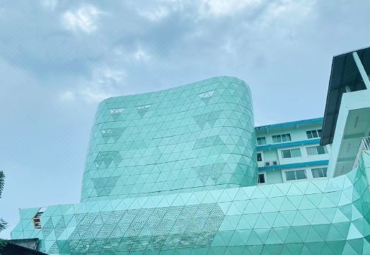 มุมอาคารและทางเข้าของ Morakot Hotel ใจกลางเมืองชุมพร