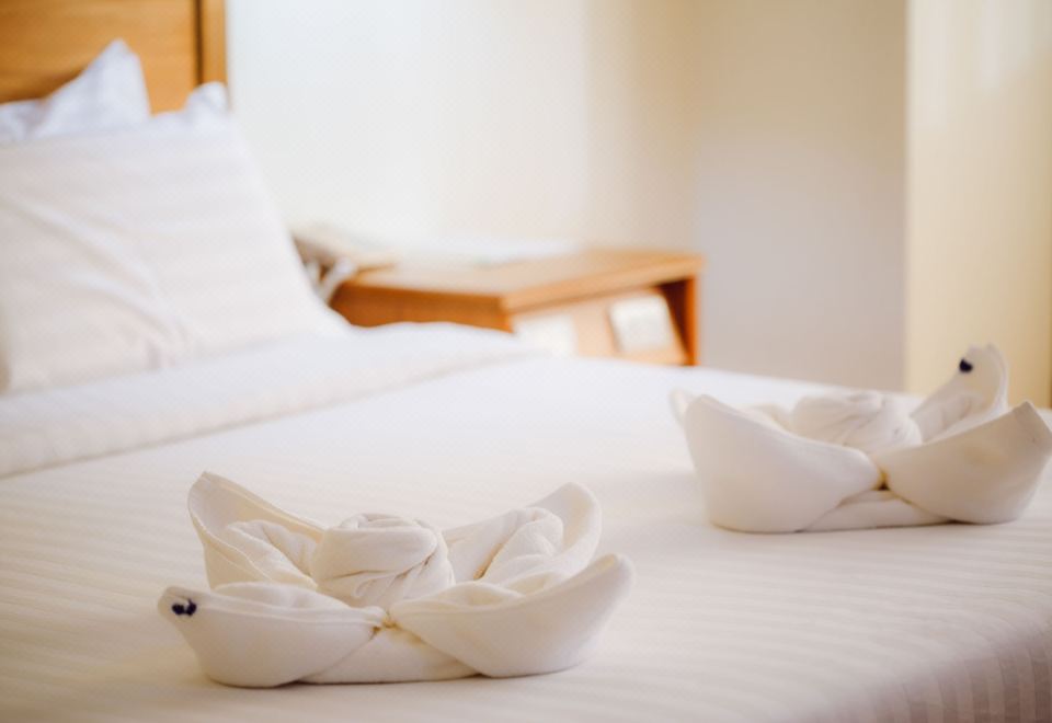 ภายในห้องพักและห้องน้ำพร้อมอ่างอาบน้ำของ Morakot Hotel ชุมพร