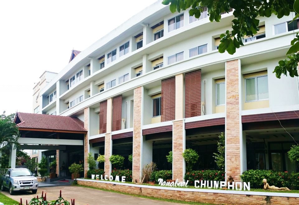 ห้องพักของ Nana Buri Hotel ชุมพร เตียงกว้างสะอาดพร้อมสิ่งอำนวยความสะดวกครบ