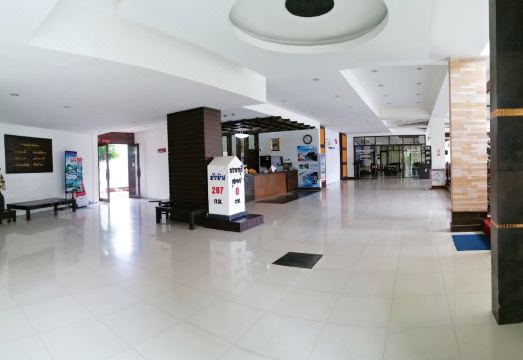 มุมล็อบบี้และพื้นที่ส่วนกลางของ Nana Buri Hotel ใจกลางเมืองชุมพร