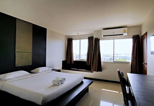 ภายในห้องพักและห้องน้ำส่วนตัวของ Nana Buri Hotel ชุมพร