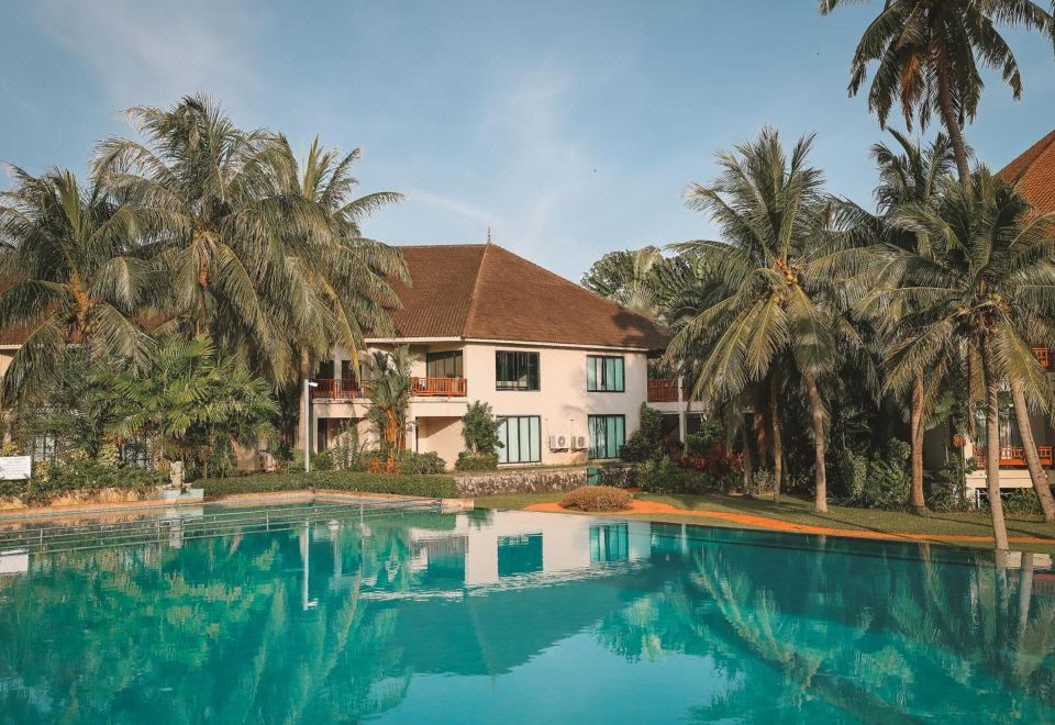 สระว่ายน้ำกลางแจ้งของ The Nouveau Chumphon ท่ามกลางสวนกว้างริมทะเล
