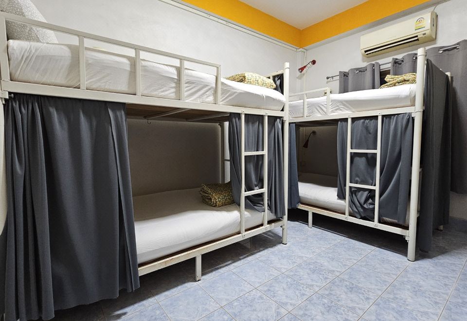 ห้องดอร์มเตียงสองชั้นของ Salsa Hostel ชุมพร สะอาดเป็นระเบียบพร้อมแอร์