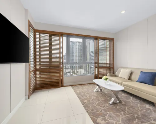 ห้อง Deluxe Balcony ของ Grande Centre Point Ploenchit กรุงเทพ ระเบียงส่วนตัวพร้อมวิวถนนวิทยุและย่านสถานทูต