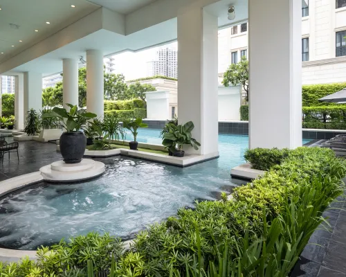 สระว่ายน้ำกลางแจ้งและสระเด็กของ Grande Centre Point Ploenchit กรุงเทพ พร้อมจากุซซี่