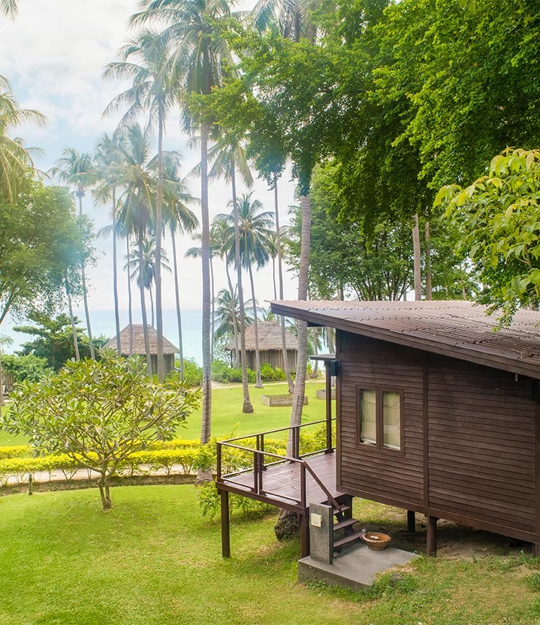 วิลล่าไม้กลางสวนมะพร้าวร่มรื่นภายใน Haadtien Beach Resort เกาะเต่า