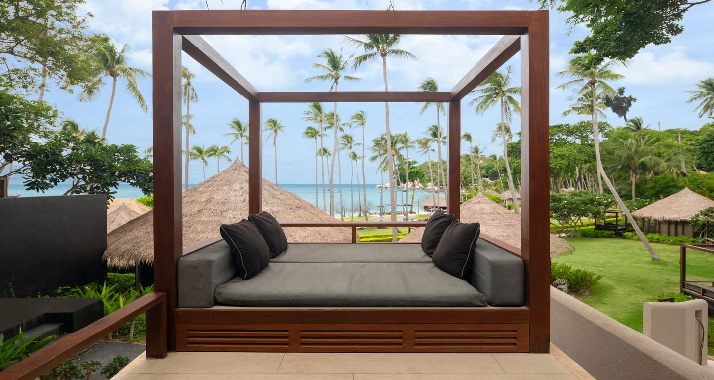 สระว่ายน้ำกลางแจ้งและบาร์ริมสระของ Haadtien Beach Resort มองออกไปเห็นอ่าว