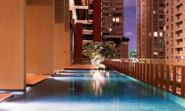 อินฟินิตี้พูลชั้น 8 ของ Hansar Bangkok ยามค่ำคืน สะท้อนแสงไฟเมืองและวิวสนามราชกรีฑา
