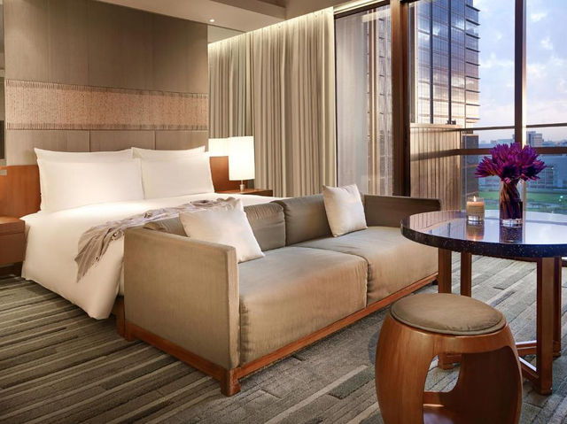 ห้องนอน Luxury Suite ของ Hansar Bangkok ตกแต่งอบอุ่นด้วยผ้าไหม Jim Thompson วิวสนามราชกรีฑา