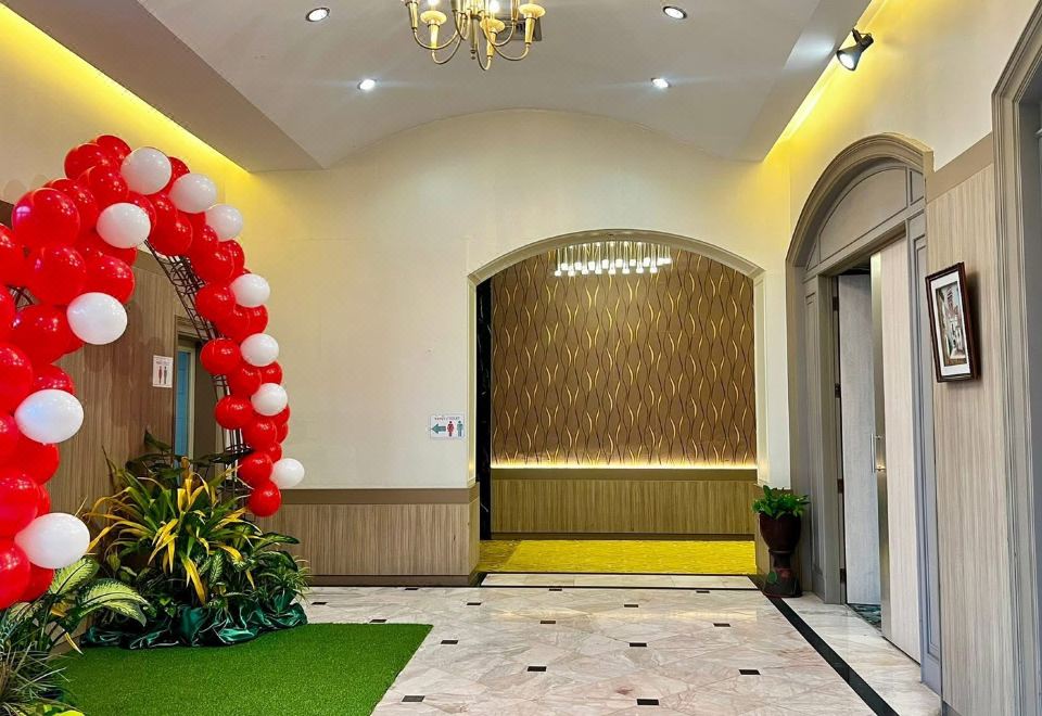 ห้องพักของ Asian Hotel หาดใหญ่ เตียงใหญ่และมุมนั่งเล่น