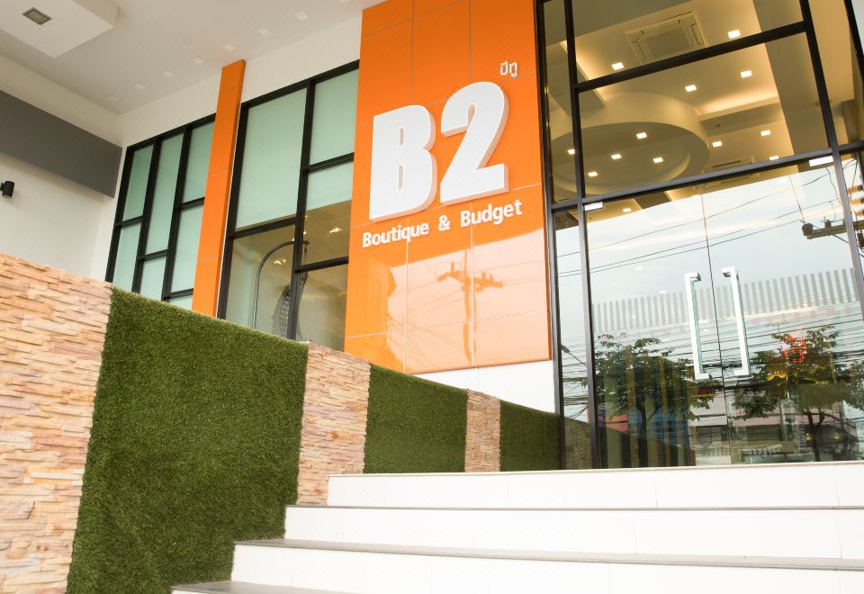 White-grey guest room at B2 Hat Yai Rat Uthit with a large, clean bed