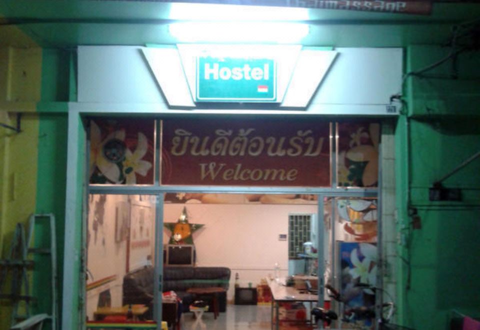 Bunk beds in a shared dorm room at Hatyai Backpackers Hostel Hat Yai
