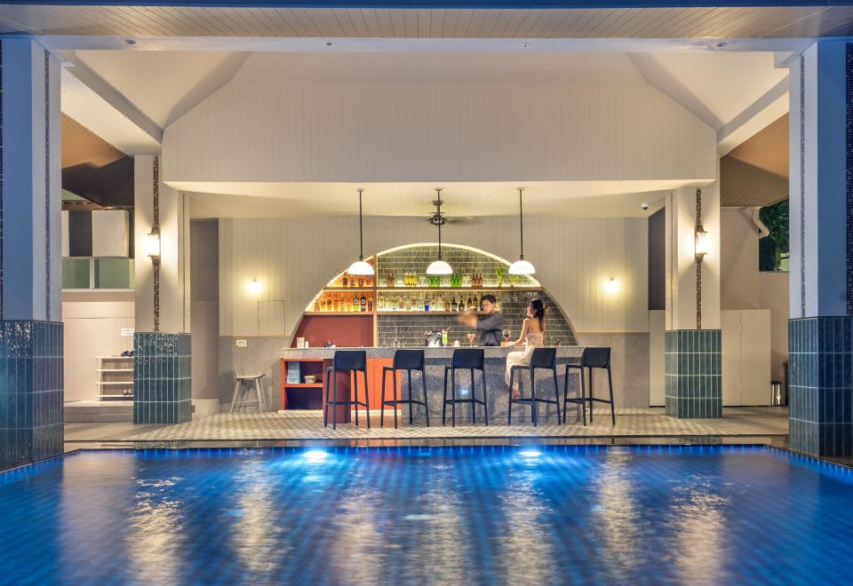 ห้องพักของ Buri Sriphu Hotel เตียงใหญ่และห้องน้ำมีอ่างอาบน้ำ
