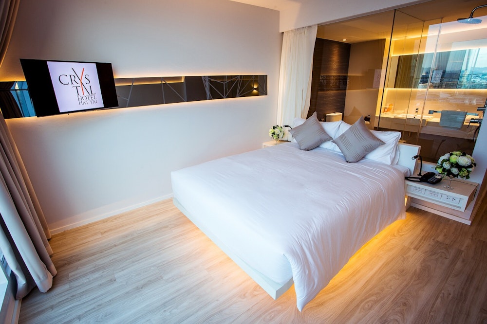 สระว่ายน้ำลอยฟ้าบนดาดฟ้าของ Crystal Hotel หาดใหญ่ มองเห็นวิวเมือง