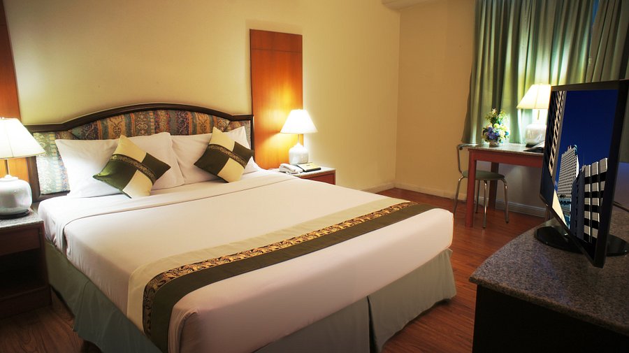 Suite at Lee Gardens Hotel Hat Yai with a separate sitting area