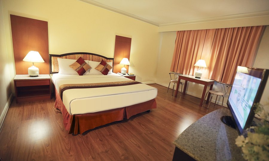 Superior room with a large bed at Lee Gardens Hotel Hat Yai